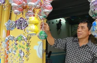 Người thợ sửa khóa biến vỏ lon thành lồng đèn độc lạ