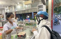 Người dân tự tìm mua thuốc trị đau mắt đỏ, bác sĩ khuyên gì? 