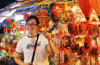 Giới trẻ TP.HCM lên đồ chơi trung thu sớm ở phố lồng đèn