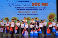 Trao học bổng ‘Chắp cánh ước mơ’ cho trẻ em bị ảnh hưởng bởi COVID-19