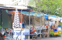 Công nhân hạn chế chi tiêu, nhiều chợ tự phát 'xóa sổ'