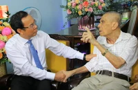 Bí thư Nguyễn Văn Nên thăm hỏi, tri ân các nhà giáo tiêu biểu