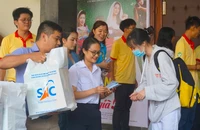 Thành đoàn trao tặng hàng ngàn vé xe cho thanh niên, công nhân về quê đón Tết 