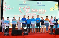 Nhiều phần quà Tết, vé xe, vé tàu trao tay công nhân khó khăn