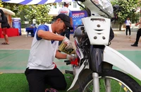 1.000 thanh niên, công nhân được kiểm tra và thay nhớt xe miễn phí trước khi về quê ăn Tết.
