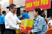 Phó Bí thư Thành ủy Nguyễn Phước Lộc chúc tết, tặng quà công nhân