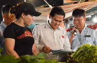 Xuyên đêm kiểm tra an toàn thực phẩm tại chợ đầu mối Hóc Môn 