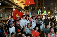 TP.HCM: Hàng trăm cổ động viên đến chợ Bình Tây cổ vũ đội tuyển bóng đá Việt Nam
