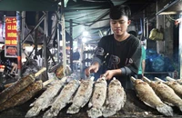 Phố 'cá lóc nướng' TP.HCM xuyên đêm chuẩn bị cho ngày vía Thần Tài