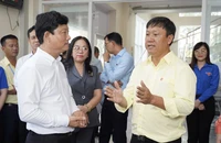 Chùm ảnh: Chủ tịch HĐND TP.HCM Võ Văn Minh khảo sát công tác phục vụ người dân tại xã, phường