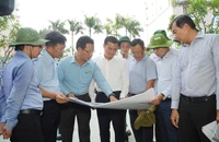 Phó chủ tịch UBND TP.HCM Bùi Xuân Cường thị sát dự án bờ Bắc Kênh Đôi
