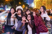 Người dân TP.HCM rộn ràng xuống phố đón mừng Giáng sinh