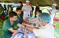 Sư đoàn 9 tiêm vắc xin phòng bệnh cho chiến sĩ mới