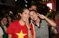 Người dân TP.HCM và du khách vỡ òa với màn pháo hoa mừng đại lễ 30-4 