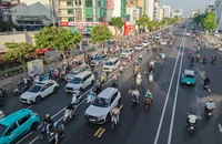 Hình ảnh đường Cộng Hòa được tháo dỡ dải phân cách cứng để chuẩn bị lưu thông 3 chiều