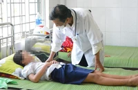 Những vụ học sinh bị ngộ độc sau khi nhận quà từ người lạ trước cổng trường