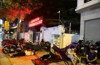 Mắc võng, trải chiếu xuyên đêm chờ rút BHXH 1 lần 