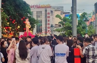 Hàng ngàn người dân có mặt từ rất sớm tham gia lễ hội hoa đăng ở TPHCM