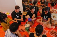 Cận cảnh làm 2000 bánh trung thu tặng trẻ em nghèo 