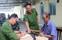 Giao nộp vũ khí, vật liệu nổ, công cụ hỗ trợ còn được tặng quà