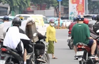 Đi bộ qua đường tùy hứng có bị phạt không?