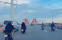 Xe máy ngang nhiên đi vào làn ô tô trên đường Phạm Văn Đồng