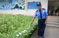 Bác bảo vệ bên hàng hoa sứ gây bão mạng xã hội 