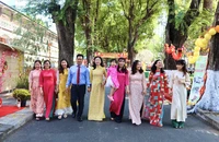 Bệnh nhi, bác sĩ Bệnh viện Nhi Đồng 2 xúng xính bên đường hoa xuân