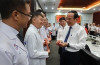 Bí thư Thành ủy TP.HCM Nguyễn Văn Nên thăm và chúc Tết nhân viên y tế BV Chợ Rẫy