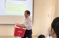 Dễ thương hình ảnh thầy giáo bỏ tiền túi mua nước giải nhiệt cho sinh viên