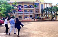 Thầy hiệu trưởng nghỉ hưu, hàng ngàn học sinh gọi tên gây sốt mạng xã hội