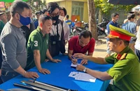 Người dân tự nguyện giao nộp vũ khí, vật liệu nổ, công cụ hỗ trợ và pháo