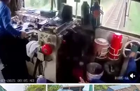 Xe tải làm tàu hỏa trật bánh: Phải chặn ngay lối mở tự phát qua đường ray