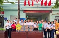 Ấm lòng 'phiên chợ 0 đồng' chào mừng 50 năm non sông liền một dải