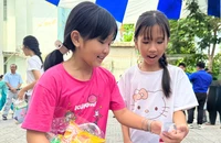 Tết thiếu nhi 1-6 ngập tràn tiếng cười với chợ 0 đồng và trò chơi dân gian