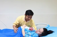 Nghỉ chăm con dưới 7 tuổi ốm được hưởng trợ cấp 75% tiền lương đóng BHXH