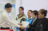 Hơn 400 phụ nữ khó khăn tại TP.HCM được trao tặng thẻ BHYT