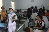 Gần 400 công nhân nhập viện cấp cứu sau bữa ăn trưa