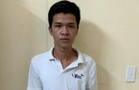 Hai kẻ cướp giật giỏ xách lọt vào camera hành trình của ô tô 