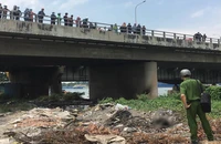 Thi thể cháy đen biến dạng ở chân cầu Đồng Nai