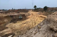 Kiểm tra 'công trường' khai thác đất ở Xuân Lộc, Đồng Nai