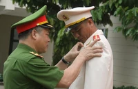 Trao Huân chương Dũng cảm cho chiến sĩ công an cứu 4 người dưới biển