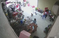 Bố mẹ dàn cảnh cho bé gái 4 tuổi trộm điện thoại 