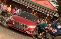 Xe tải tông vào đuôi xe 7 chỗ và hàng loạt xe máy khiến 3 người thương vong