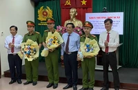 Khen thưởng nóng lực lượng truy bắt nghi can cướp tiền trong ngân hàng ở Đồng Nai 