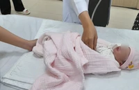 Đồng Nai: Trẻ chưa cắt dây rốn bị bỏ rơi cạnh bao rác