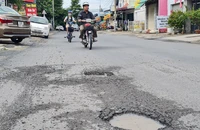 Đoạn đường đầu tư hàng chục tỉ đồng vừa hết bảo hành thì hư hỏng