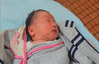 Trẻ sơ sinh chưa cắt dây rốn bị bỏ rơi trước cổng chùa ở Đồng Nai 
