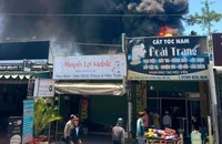 Cháy dữ dội tại bãi xe ô tô sát bên nhiều hàng quán