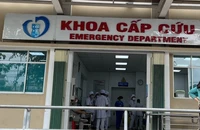 Bệnh viện báo động đỏ cứu người đàn ông bị chém khắp cơ thể